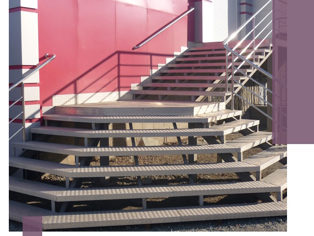 Лестницы для магазина в Ухте — изготовление и монтаж