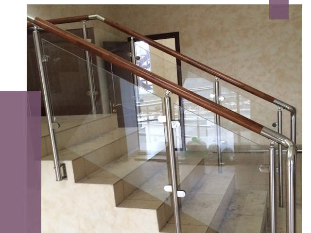 Комбинированные перила из металла и дерева в Ухте