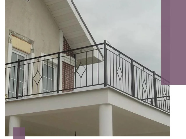 Изготовление балконных ограждений в Ухте из металла и стекла