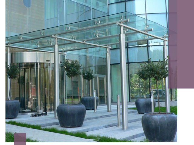 Навесы из стекла на заказ в Ухте — монтаж и установка